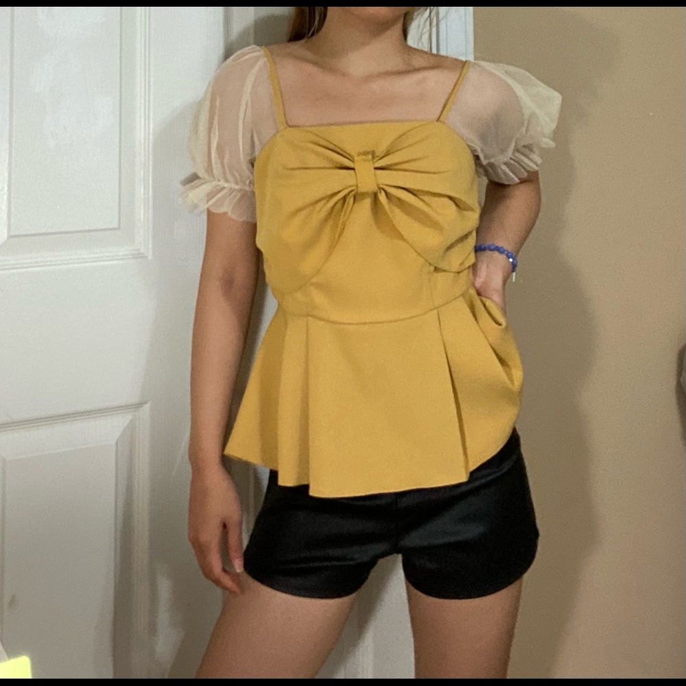 Top with mustard color. Size S